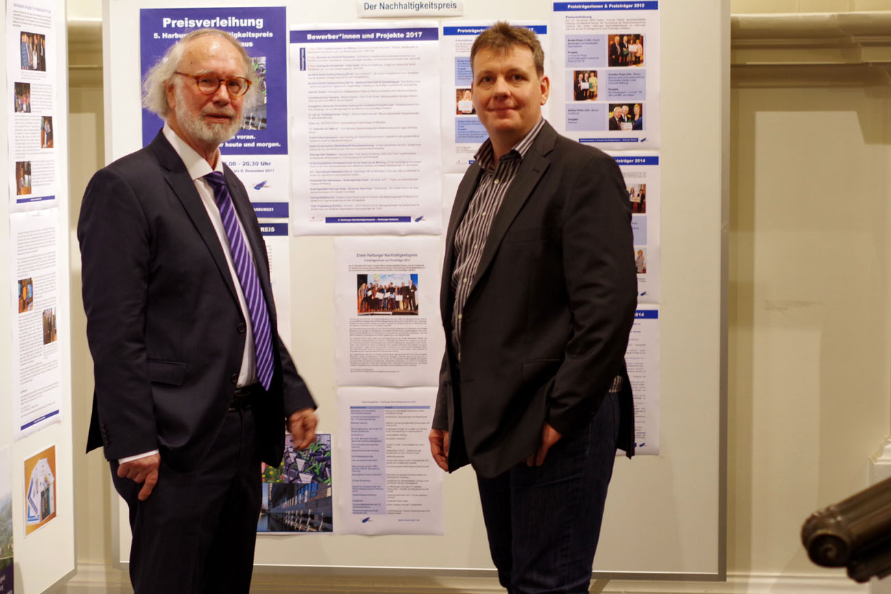 Jürgen Marek von HARBURG21 und Dr. Tim Brücher vor der 6. Tafel mit dem Thema Harburger Nachhaltigkeitspreis (Foto Gisela Baudy)