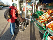 Hilfe beim Einkauf (Foto Gisela Baudy)
